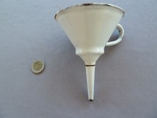 Ancien petit entonnoir en tôle émaillée