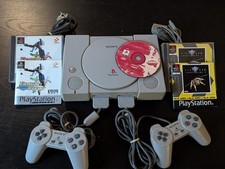 Sony PlayStation 1 Console - SCPH 1002 Pucée 3 jeux 2 manettes
