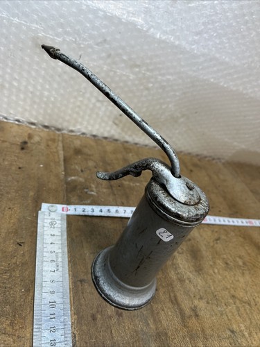 Old tool outil - /,
