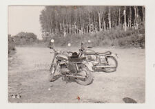 Deux vieilles motos de motard