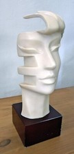 Sculpture moderne femme stylisée – visage ajouré en résine – design contemporain