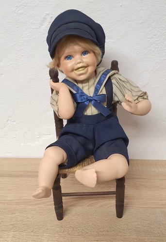 Poupée porcelaine jeune
