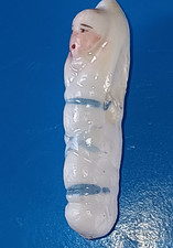 F.  1ère époque Beau BEBE EMMAILLOTE  liens bleus Hr 3cm porcelaine émaillée