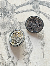 Lot de 2 boutons anciens en métal Fleurs de Lys - Couture Collection