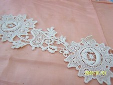 Ancienne dentelle guipure, applications XIXème. Vente au m.  Crème. Réf : n°203