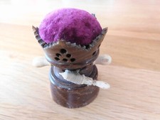 ancien porte aiguilles et metre de couturière