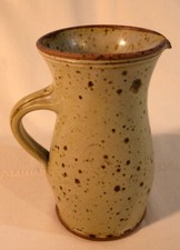 Pichet en grès émaillé,  signé Tiffoche, hauteur 16,7cm