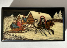 Boite laquée, peint à la main, signature, scène d'un traîneau s/ la neige, Russe