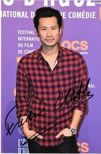 Autographe sur photo de : Frédéric Chau ( 19 x 12,5 )