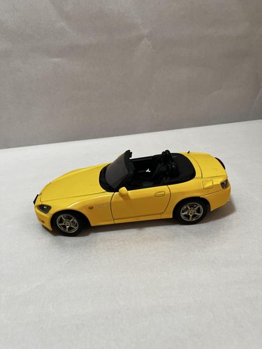 Mini voiture cabriolet jaune