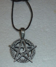 beau pendentif Wicca en métal figurant un pentacle lunaire, trés original!