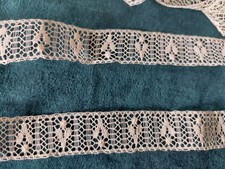 Dentelle ancienne entre deux