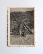 Jeune homme torse nu pose