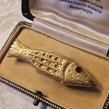 Broche Poisson Créateur Métal Doré Finition Mate Œil Émail Rouge 55X15MM
