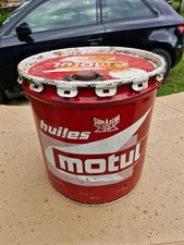 Bidon d'huile MOTUL.