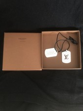 louis vuitton pendentif grand modèle Champs Élysées sur cordon cuir réglable 