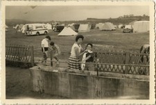 PHOTO ANCIENNE - VINTAGE SNAPSHOT - CAMPING TOILETTE LAVAGE PUBLICITÉ AMORA 