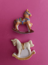 deux FEVES- CHEVAL A BASCULE