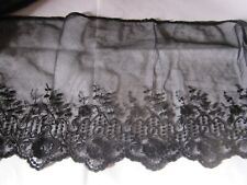 Ancien coupon d'un large tulle brodé