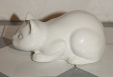 Statuette chat blanc accroupi