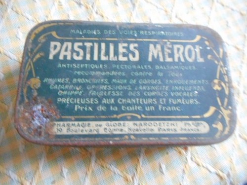 Ancienne boîte métallique