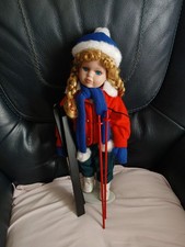 poupée vintage skieuse, avec accessoires skis et bâtons, état neuf, 40cm.