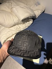 casquette fendi