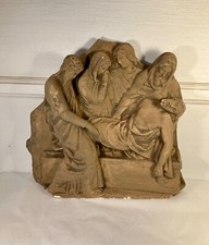Mise au tombeau du Christ. Important bas relief. Plâtre imitant la terre cuite.