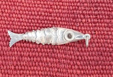 Ancien pendentif, poisson articulé en argent