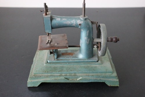 Ancienne petite machine - , a