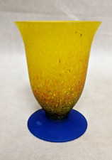 Superbe petit vase tulipe en pâte de verre Dégradé de jaune sur pied bleu