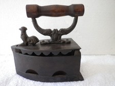 Ancien fer à repasser à braises en fonte – décors d'un coq
