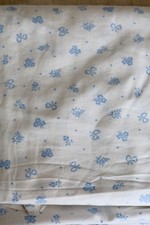 Drap plat vintage en coton - Motifs nœuds et fleurs bleus