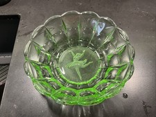  Ancien saladier en ouraline décors danseuse dans Le fond diamètre 22 cm