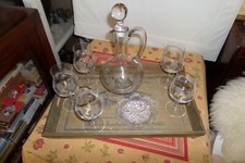 ENSEMBLE CARAFE ET 5 VERRES DE VIN GRAVES, DESSOUS FEUILLE DE VIGNE + PLATEAU