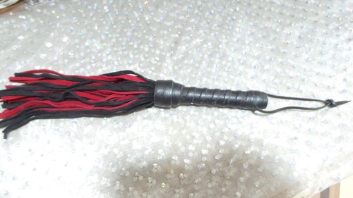 Fouet cuir noir rouge 37 - en,