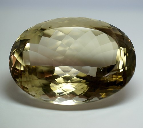 Quartz fumé taillé en oval - -,