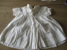 ROBE ANCIENNE  POUR BEBE /POUPEE  COL CLAUDINE BLANCHE