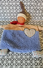 Doudou poupée garçon lutin plat beige bleu rouge coeur écharpe Corolle
