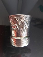 Timbale en étain repoussé