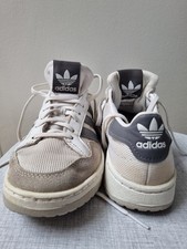 ADIDAS Team Court. FY5370. Blanc/Gris. Taille US 5 / FR 37 1/3 (Femme/Enfant)