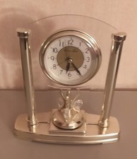 Horloge Quartz en plastique entre 2 colonnes, dorée, balancier rotatif, Bon état