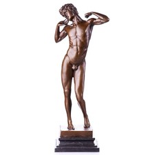 Sculpture d'un nue Homme sur