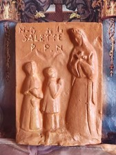 PLAQUE BAS RELIEF VIERGE MARIE NOTRE DAME DE LA SALETTE EN TERRE CUITE VIRGIN