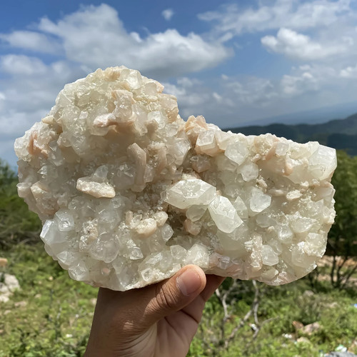 Géode apophyllite avec - d’apophyllite,