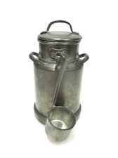 Petit pot à lait avec sa louche en étain 95%