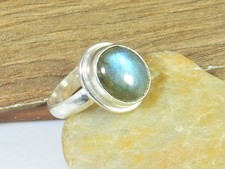 Bague ovale en labradorite