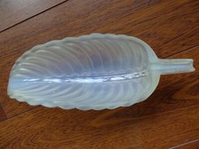 EZAN UNE ANCIENNE APPLIQUE EN VERRE OPALESCENT FORME PLUME défaut