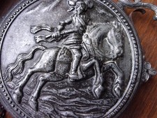 Objet en métal, style gourde à poudre, fiole, flacon ? Belles gravures, 9 photos