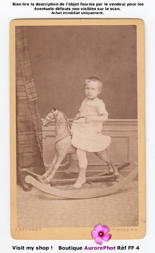 Enfant sur jouet - enfant, À